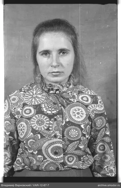 Портрет женщины в цветочной рубашке