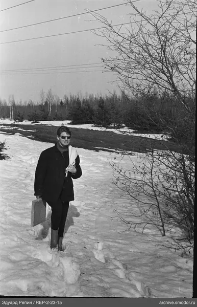 Mann in dunkler Jacke im Schnee