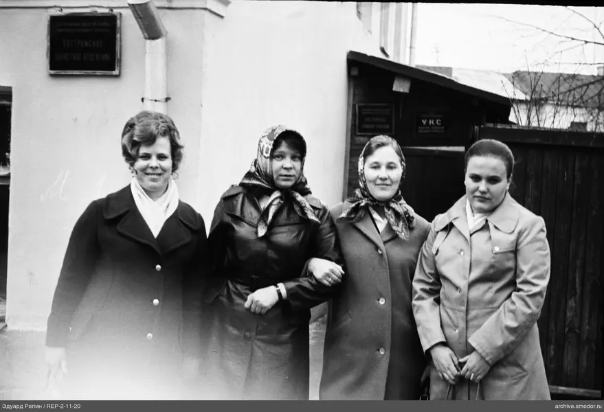 Gruppenporträt von Frauen an der Wand