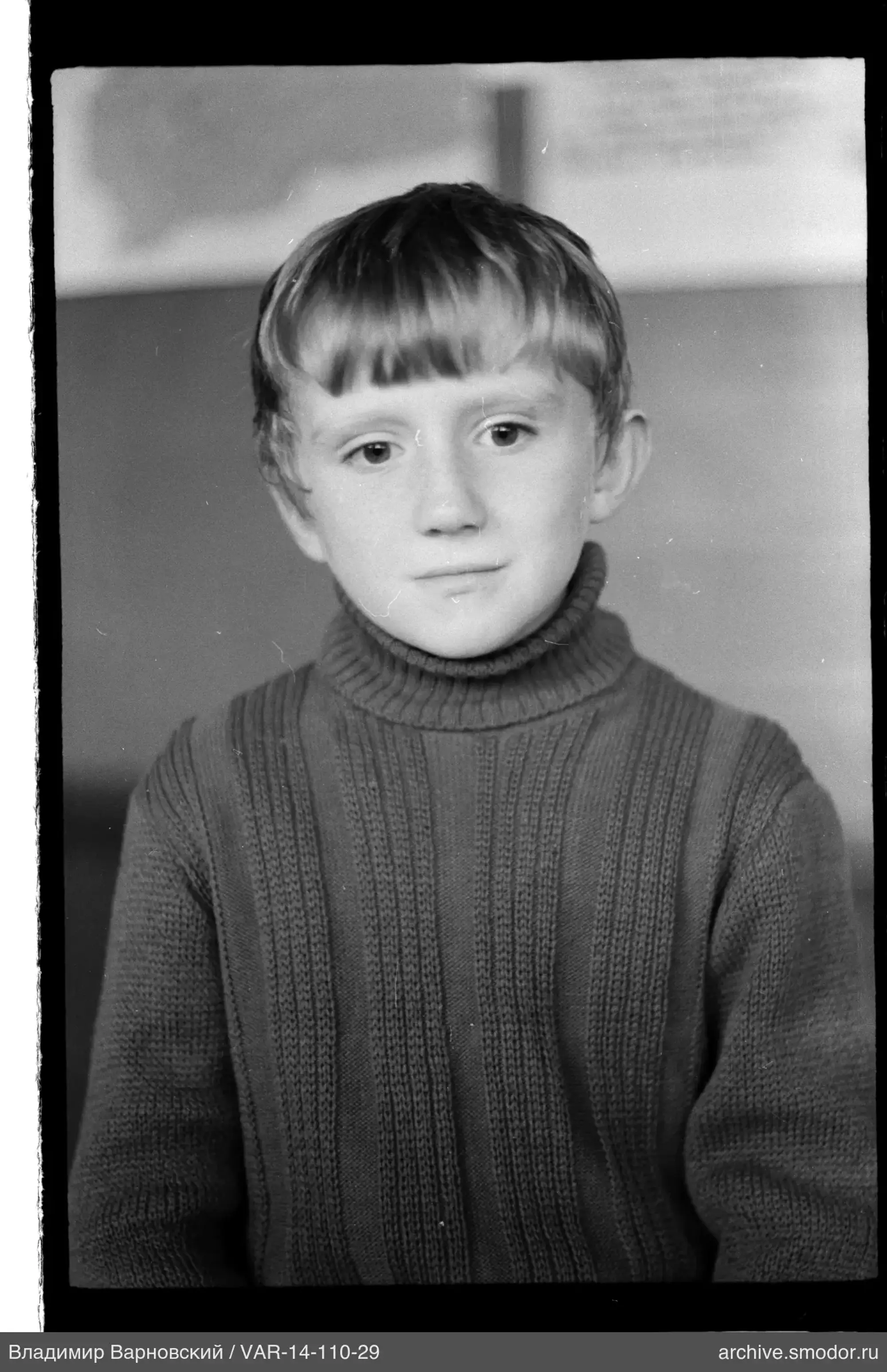 Porträt eines Jungen im dunklen Pullover