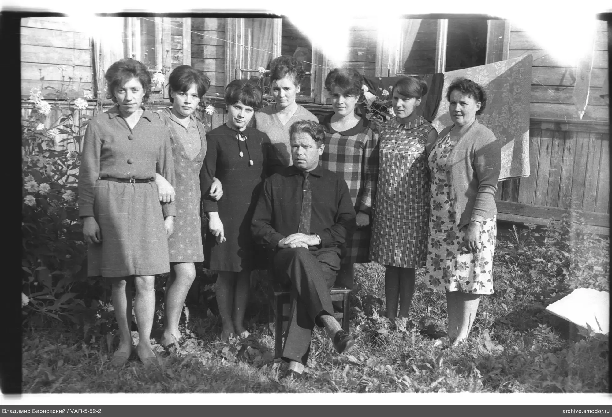 Gruppenporträt von Frauen und Mann