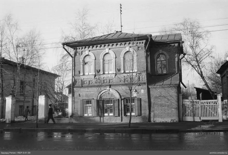 Zweistöckiges Backsteingebäude mit Bogenfenstern