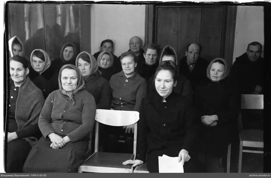 Групповой портрет с женщинами и мужчинами