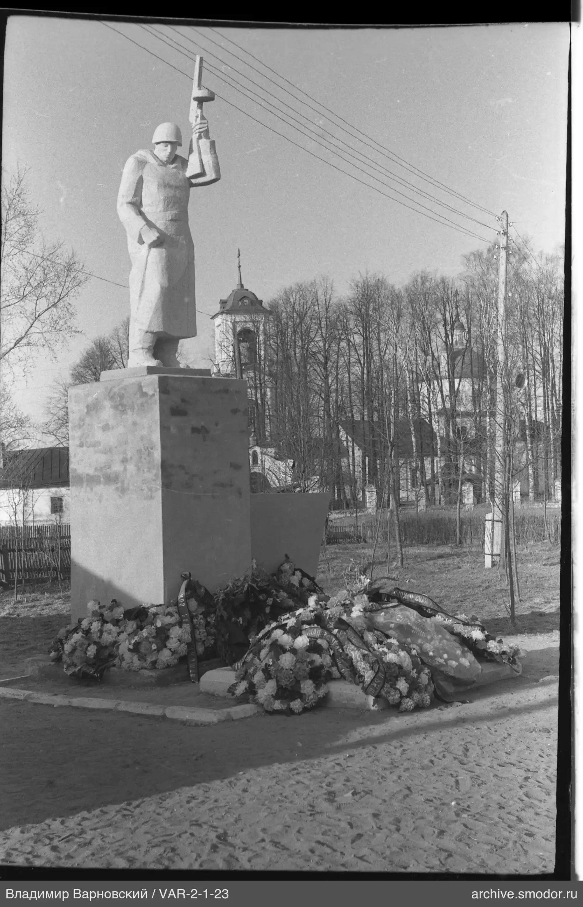 Statue eines Soldaten auf einem Sockel