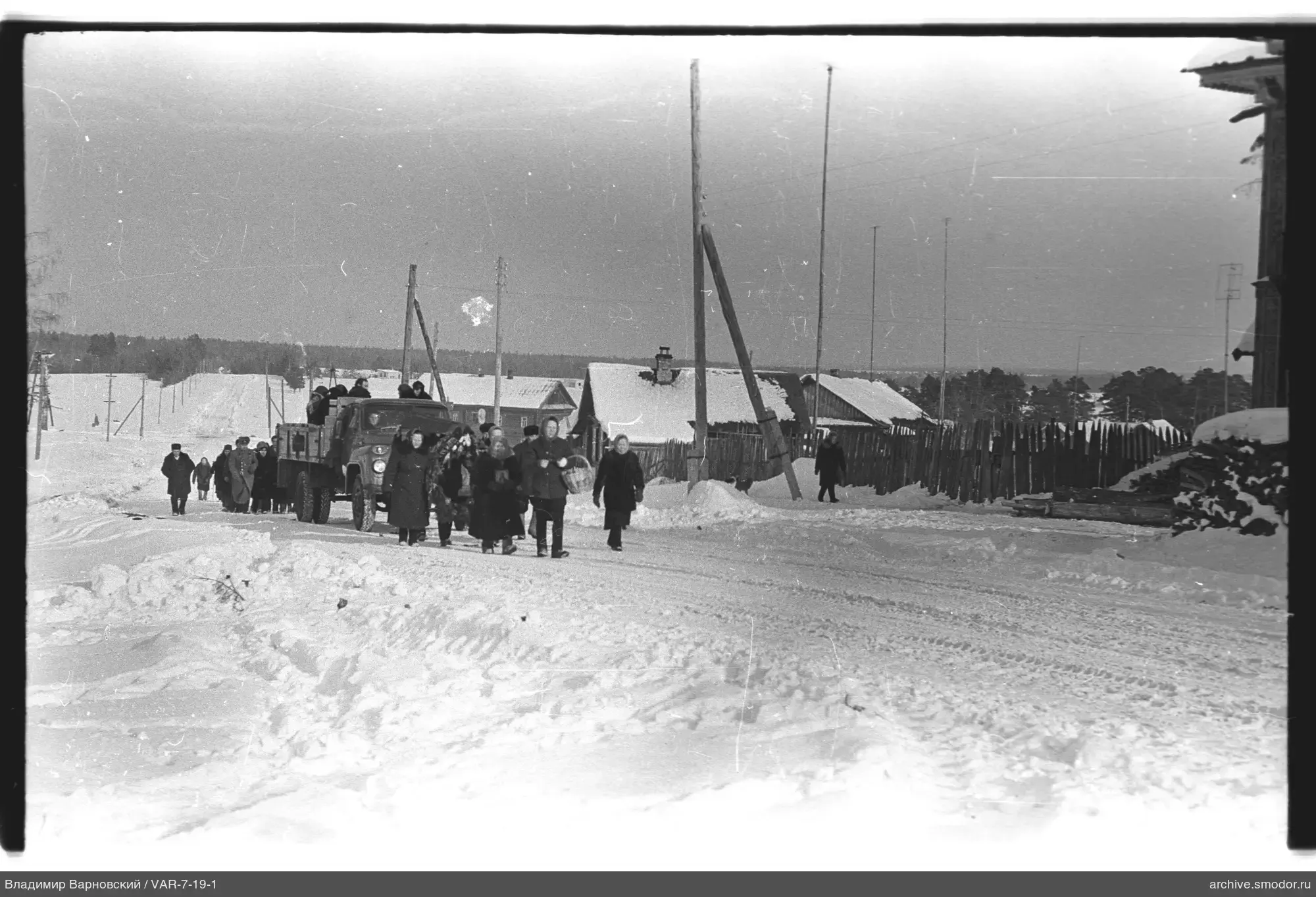 Gruppe von Menschen auf verschneiter Straße