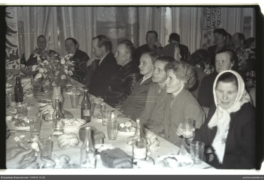 Gruppe am Tisch mit Geschirr und Blumen