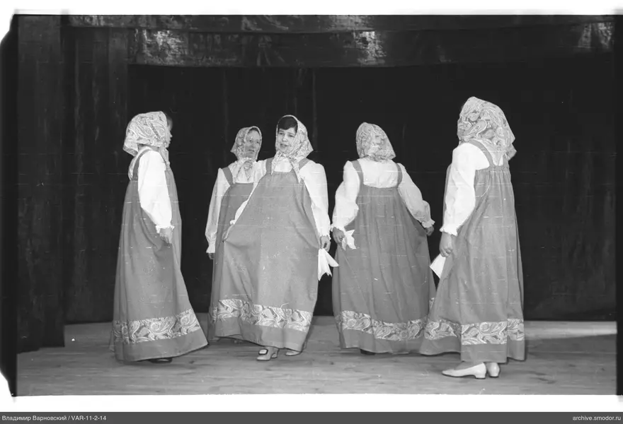 Gruppenporträt von Frauen auf der Bühne