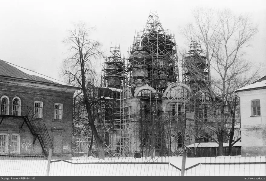 Steingebäude mit Kuppeln und Gerüsten