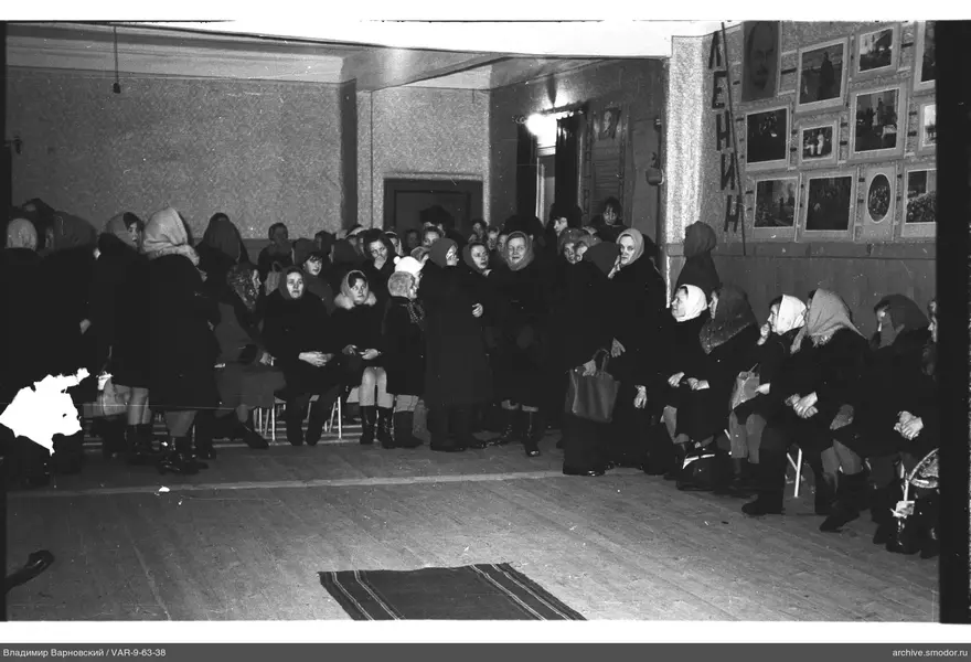 Gruppenaufnahme von Frauen im Raum
