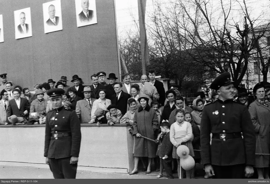 Группа людей за ограждением