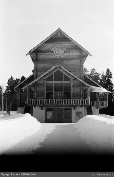 Holzgebäude mit Balkon und Schnitzereien