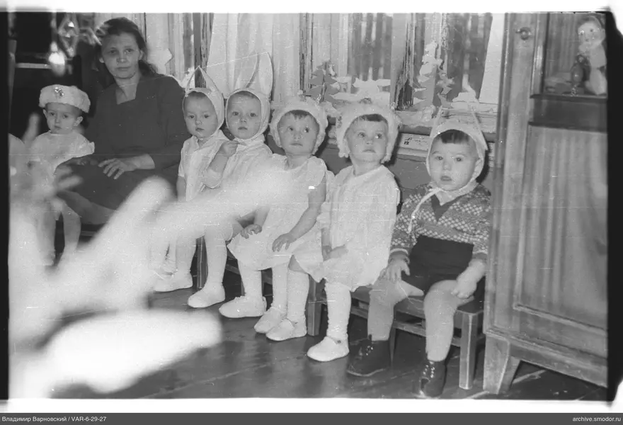 Gruppe von Kindern und Frau am Fenster