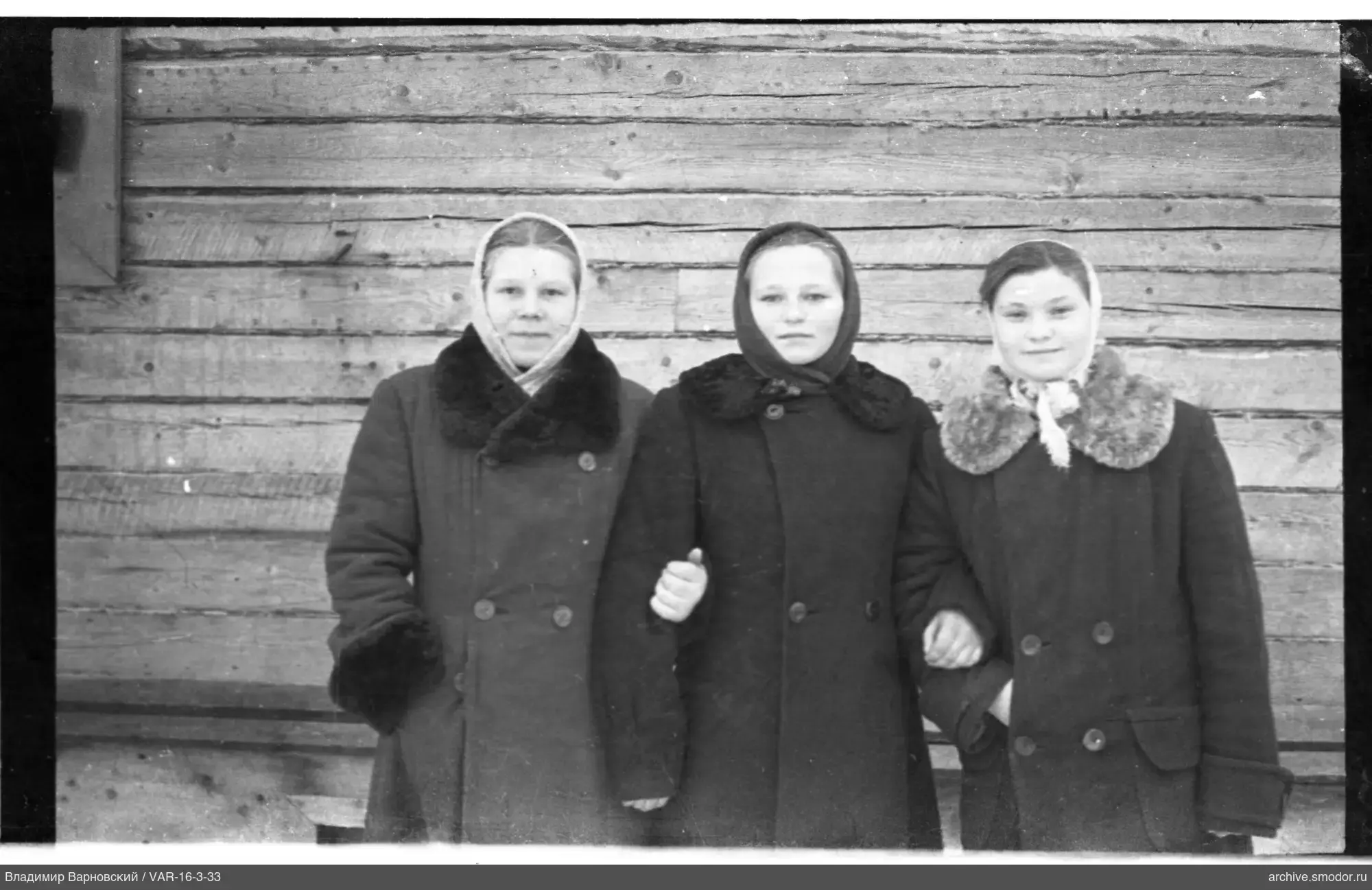 Групповой портрет женщин у деревянной стены
