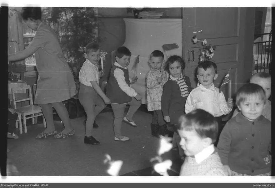 Frau und Kinder bei der Veranstaltung