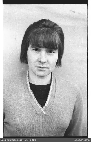 Porträt einer Frau in hellem Pullover