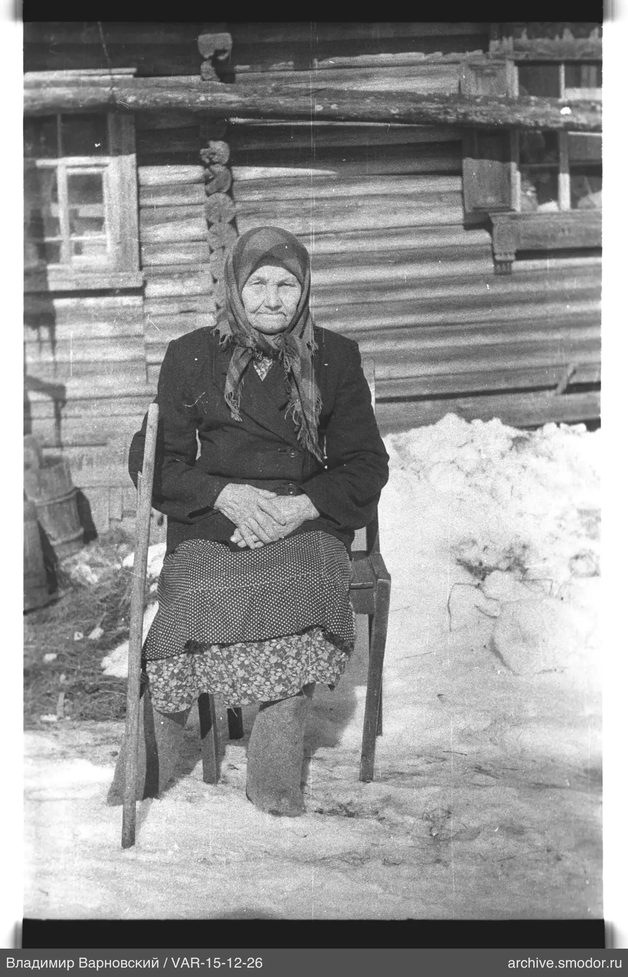 Портрет пожилой женщины на снегу