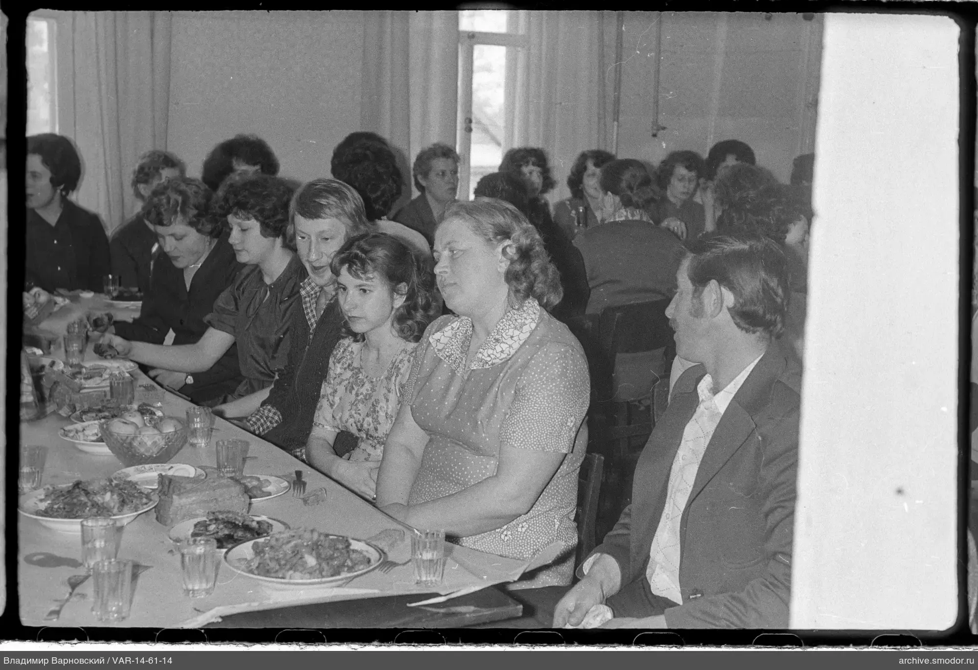 Gruppenporträt am Tisch