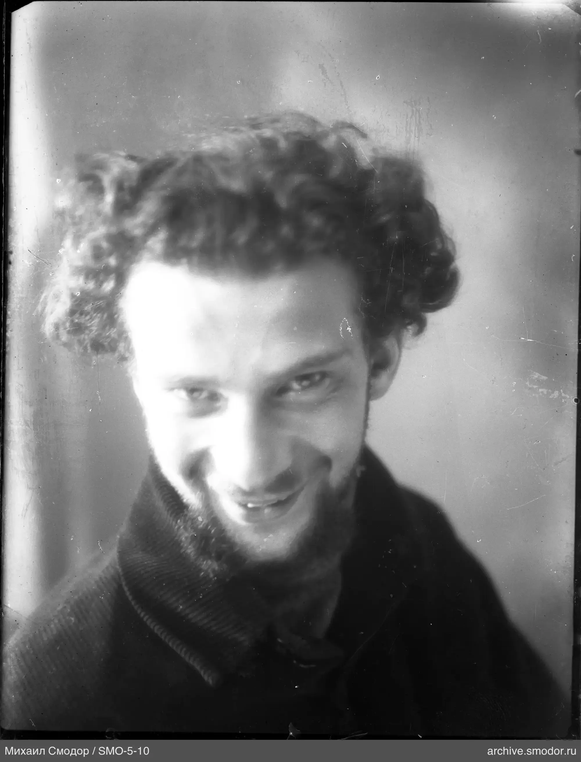 Nahaufnahme eines Mannes mit Locken und Bart