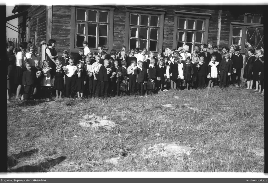 Gruppenporträt von Kindern und Erwachsenen