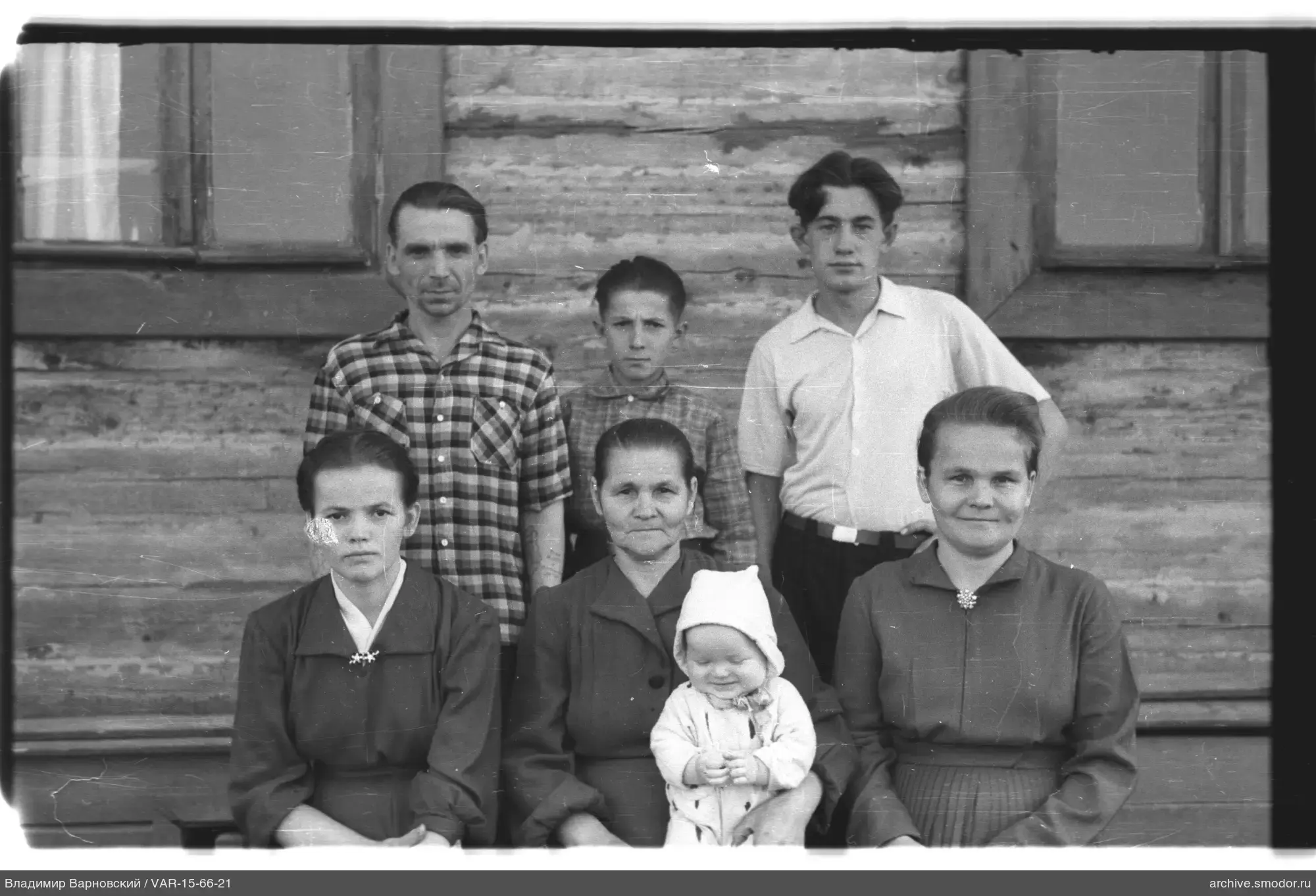Групповой портрет с женщинами и младенцем