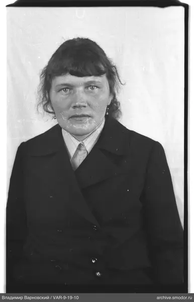 Porträt einer Frau mit kurzen welligen Haaren