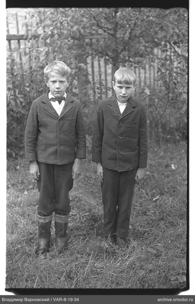 Zwei Jungen auf dem Gras