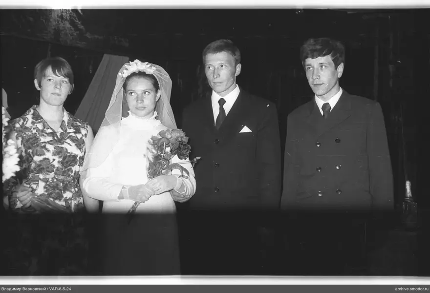 Gruppenporträt mit Frau im Hochzeitskleid
