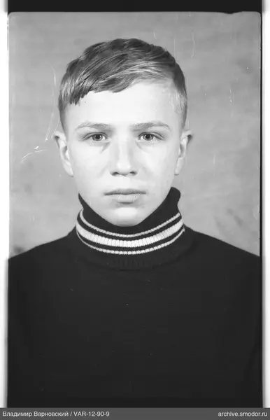 Porträt eines jungen Mannes im Pullover