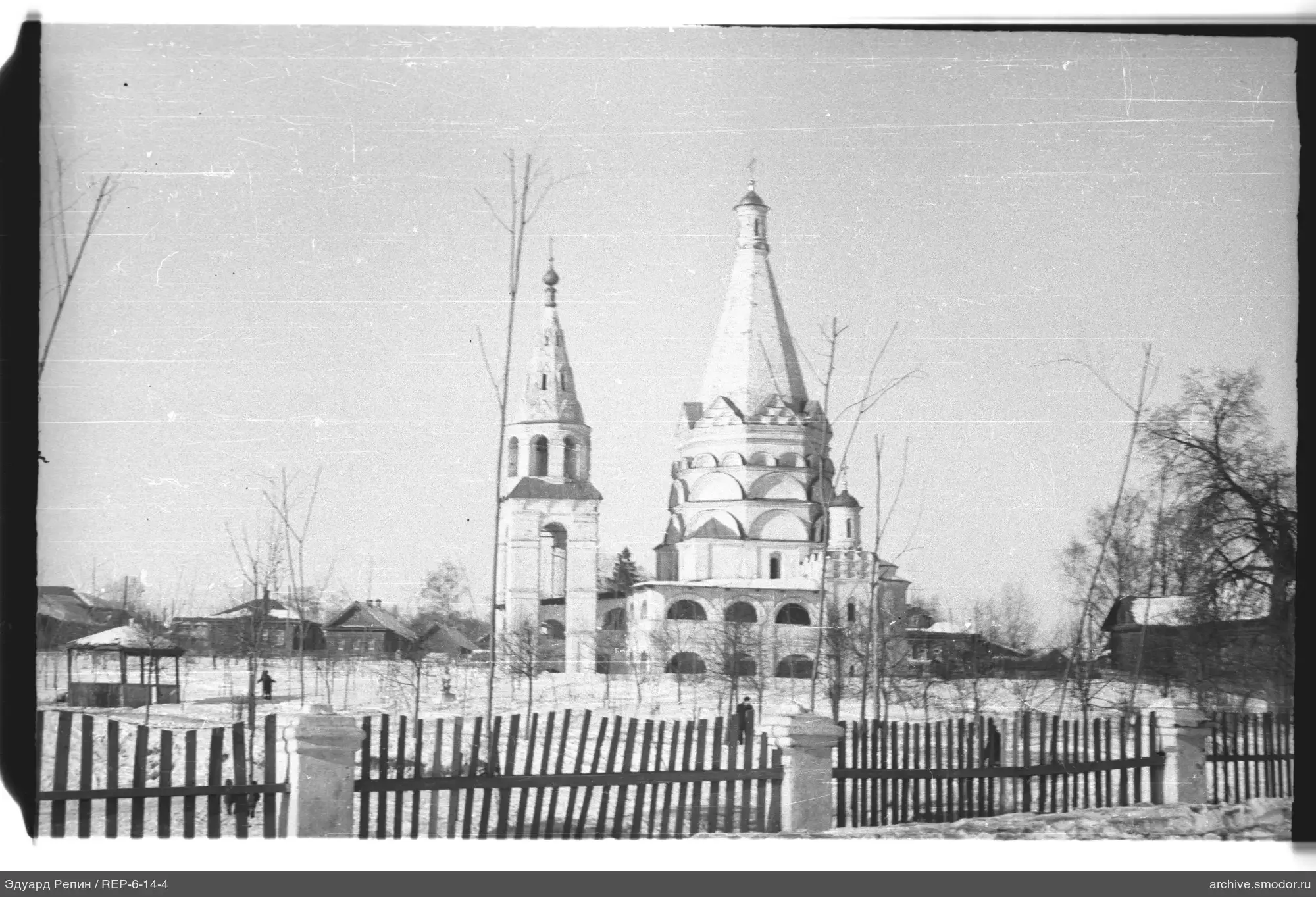 Каменный храм с колокольней и забор