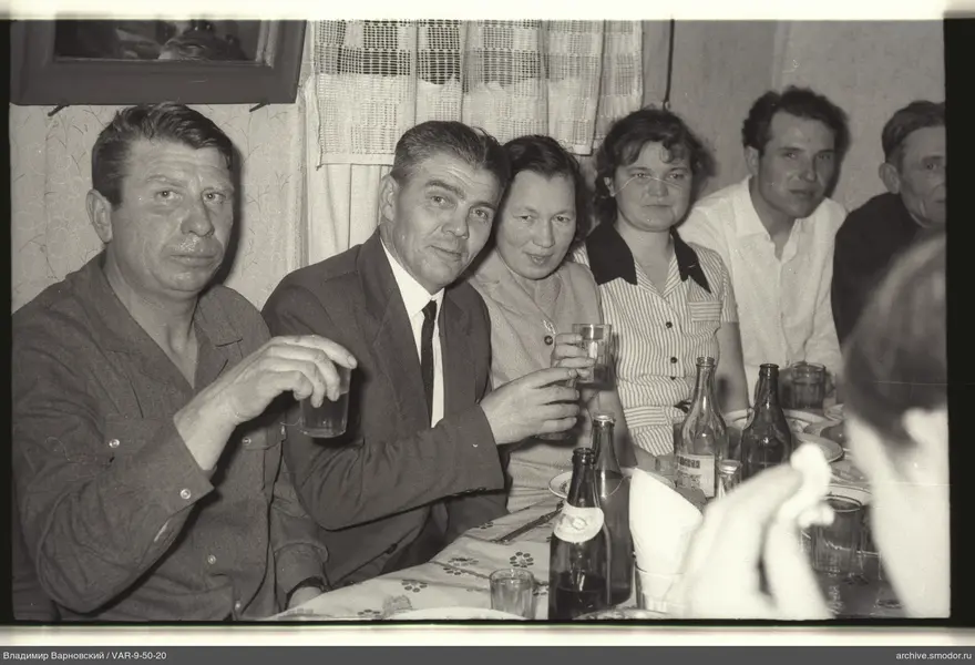 Gruppe am Tisch mit Getränken