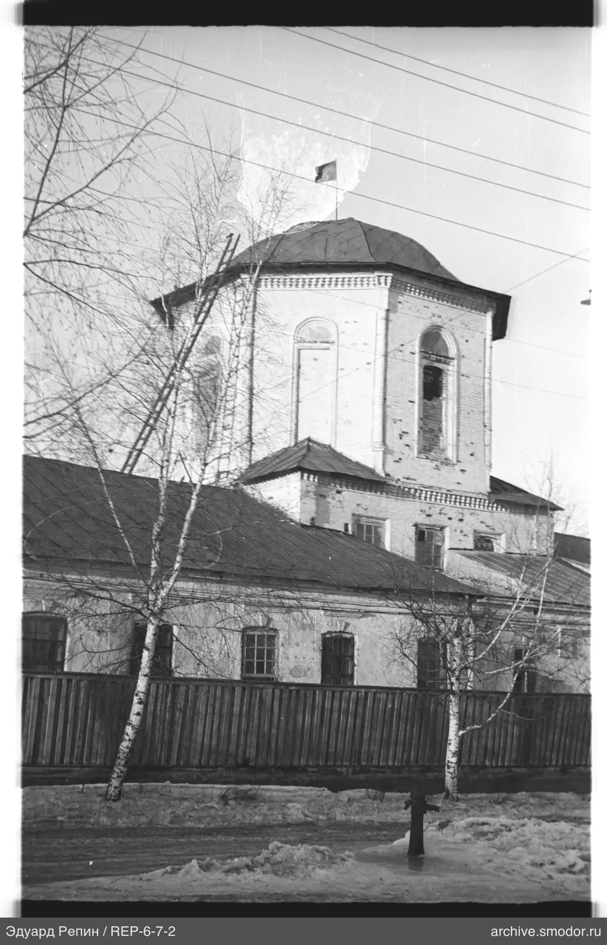 Каменное здание с башней и флагом