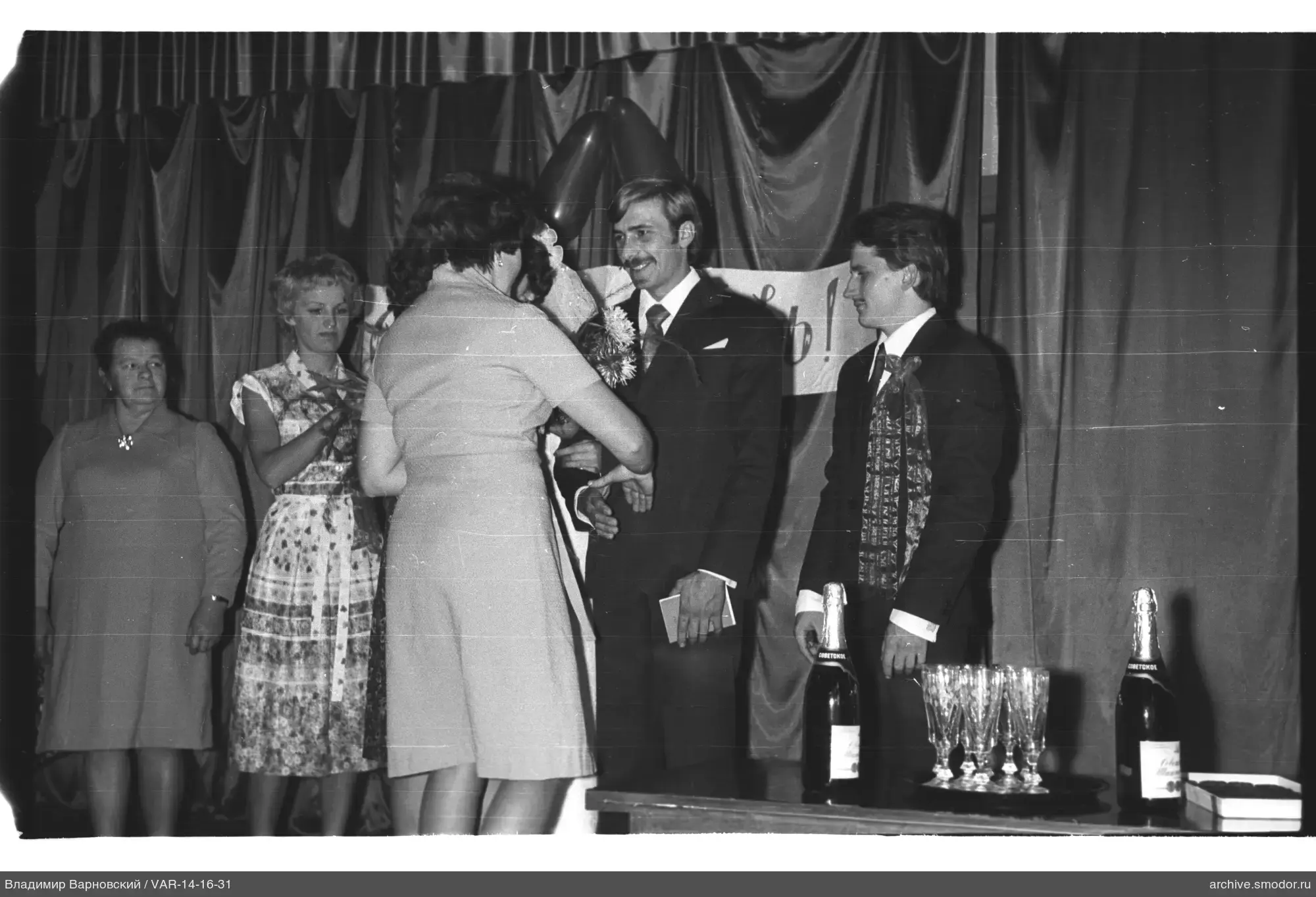 Veranstaltung auf der Bühne mit Blumen und Champagner