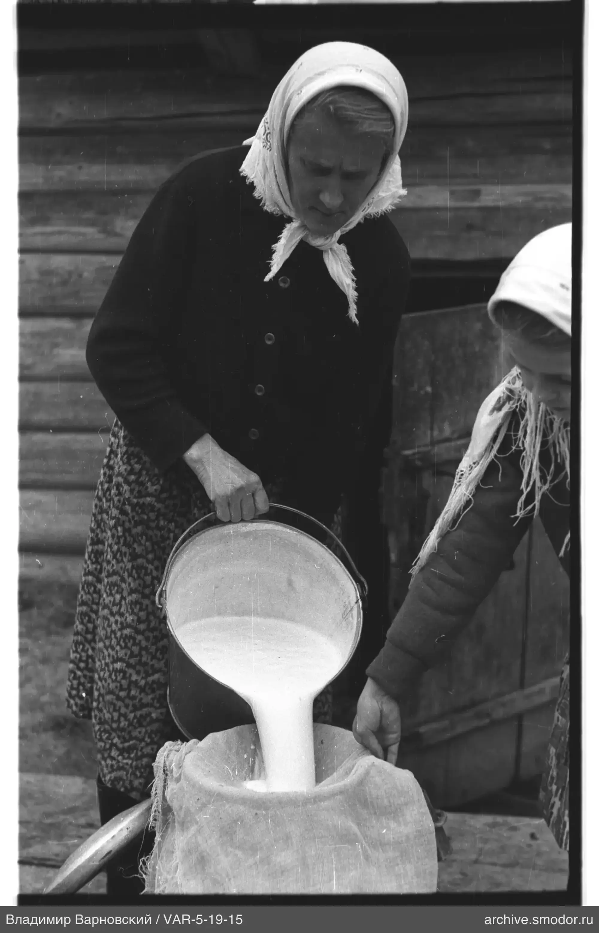 Zwei Frauen mit Eimer und Stoff