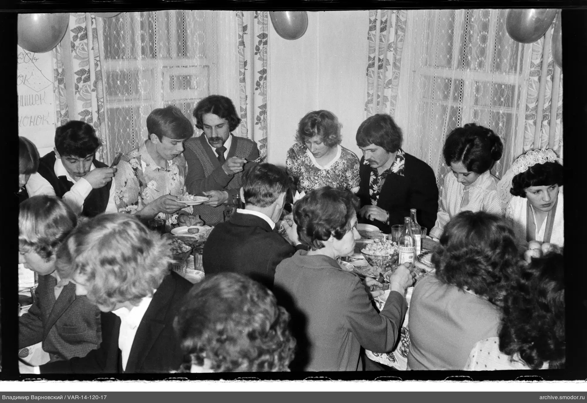 Gruppe am Tisch mit Essen und Getränken