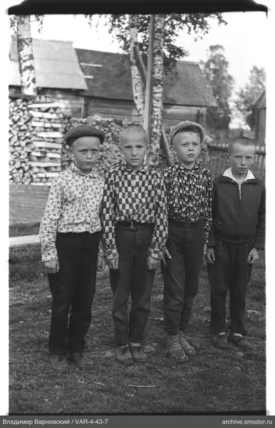 Gruppe von Jungen auf dem Gras