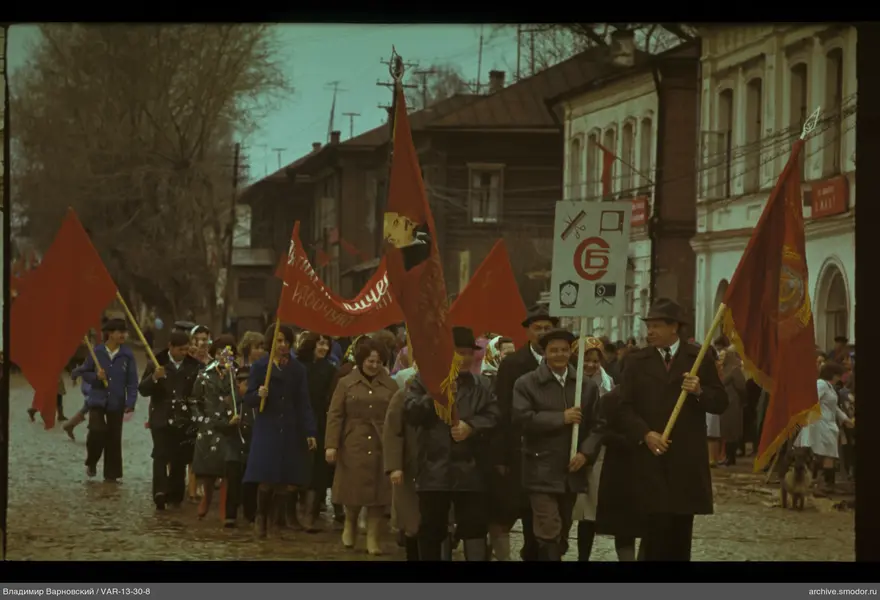 Gruppe mit Fahnen und Plakat