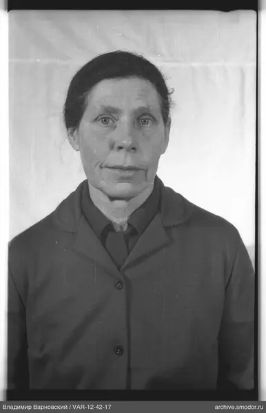 Porträt einer Frau in dunkler Jacke