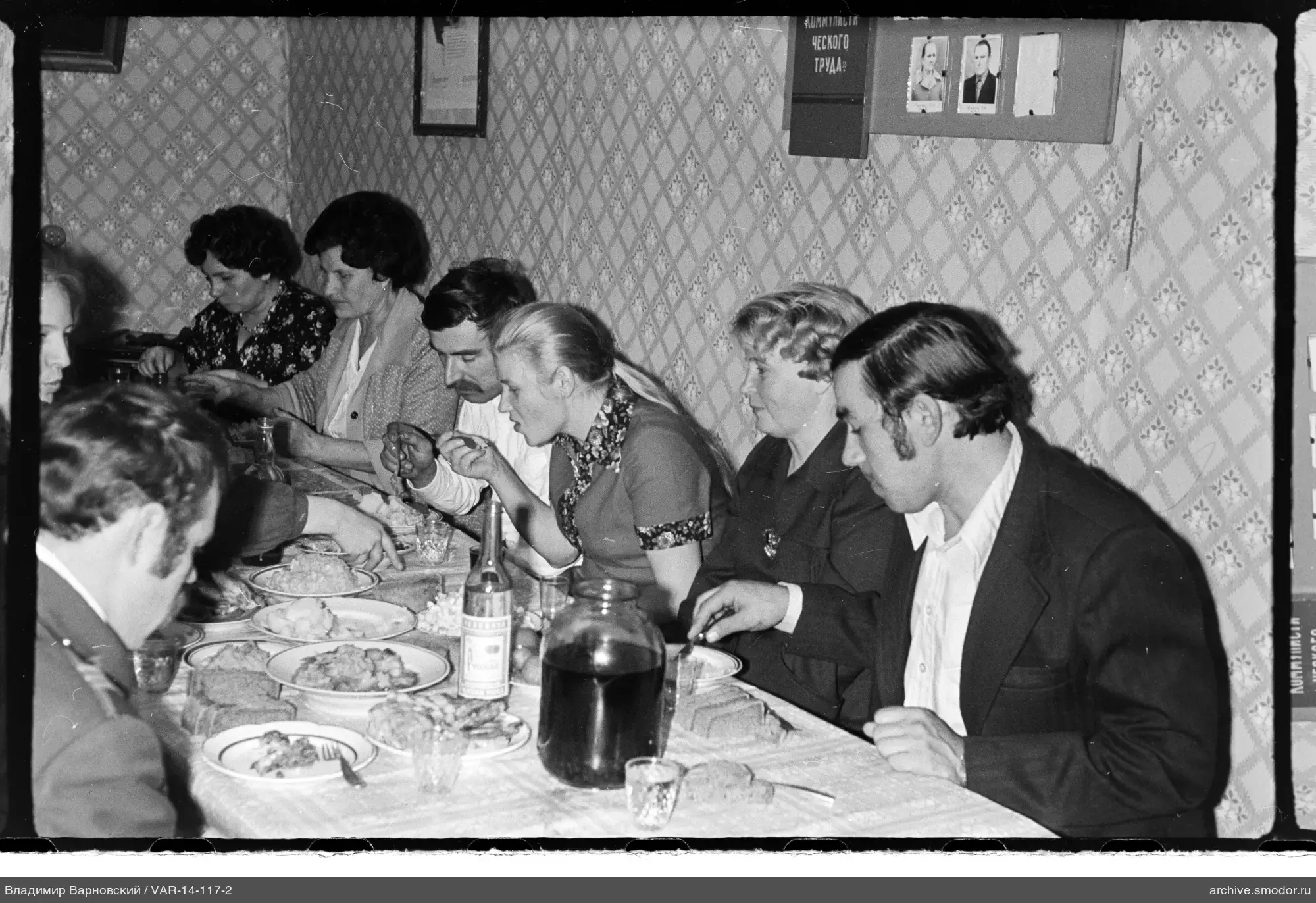 Gruppe am Tisch mit Essen und Getränken