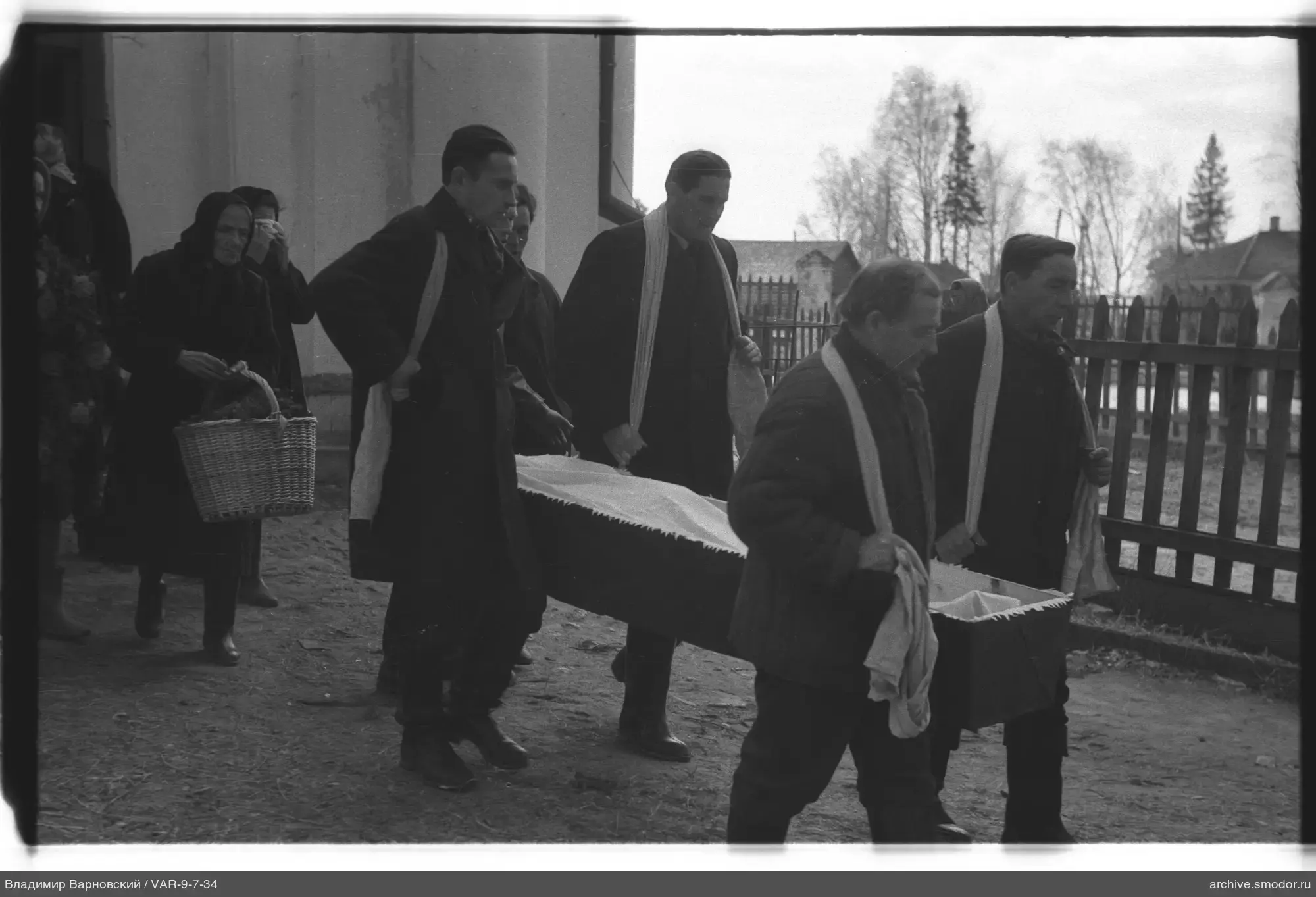 Beerdigungszug mit Männern und Frauen