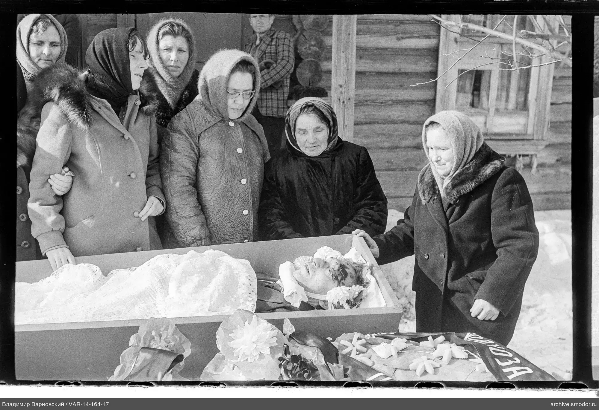Траурная церемония с открытым гробом