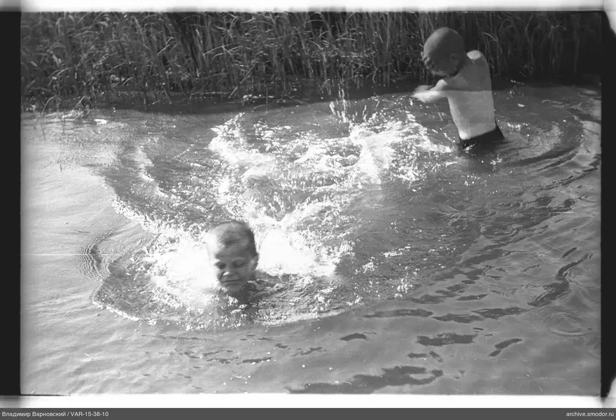 Zwei Jungen im Wasser