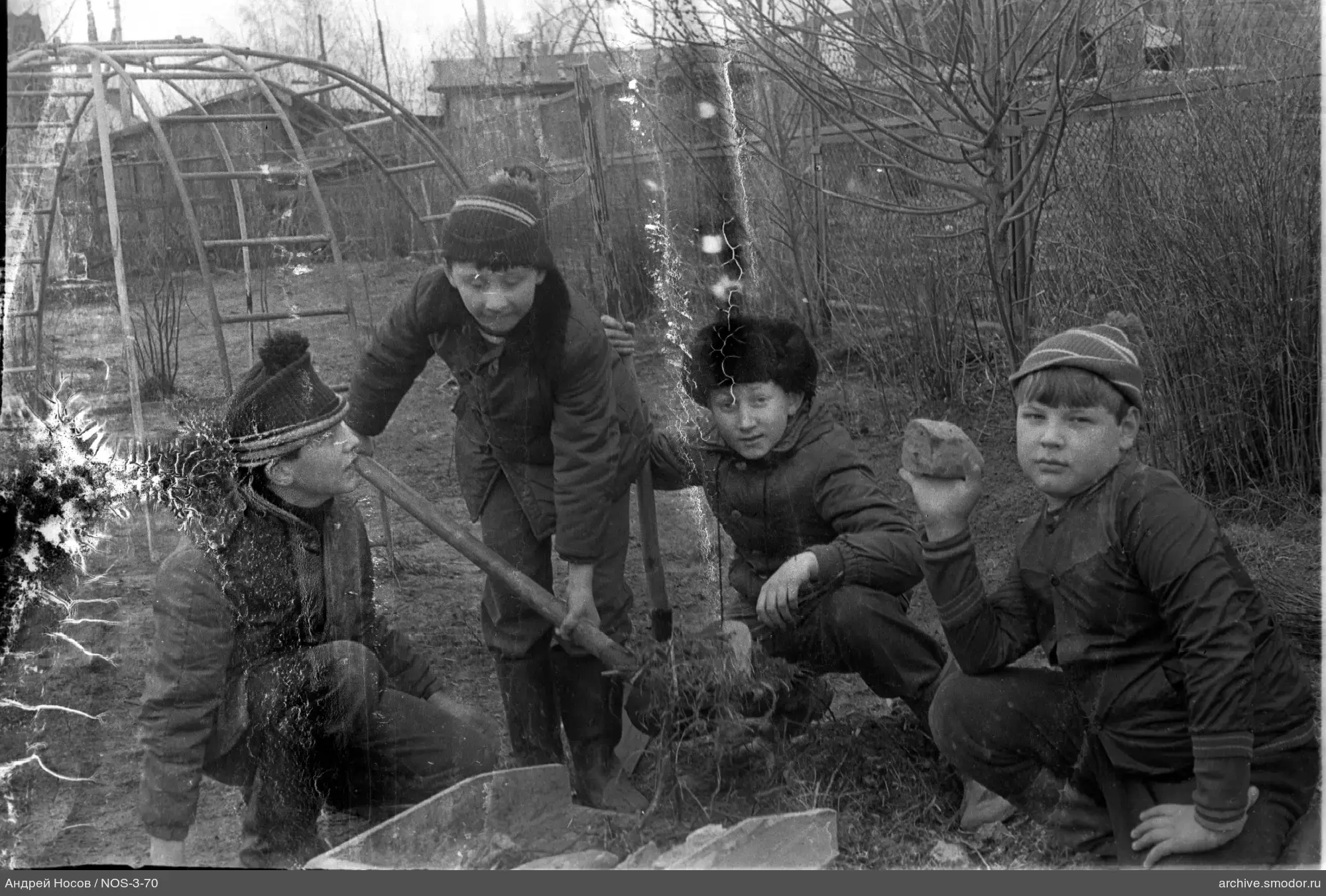 Группа мальчиков в саду