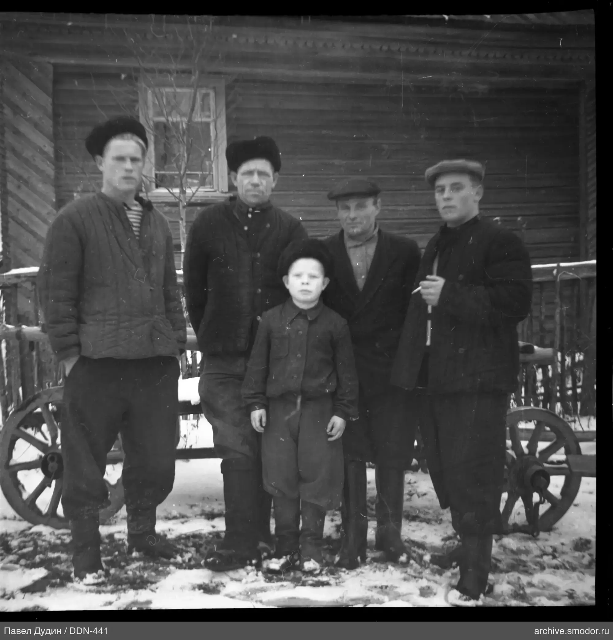 Группа мужчин и мальчик на снегу