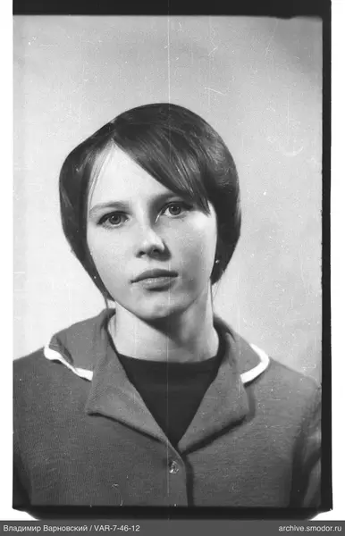 Porträt einer Frau mit kurzen dunklen Haaren
