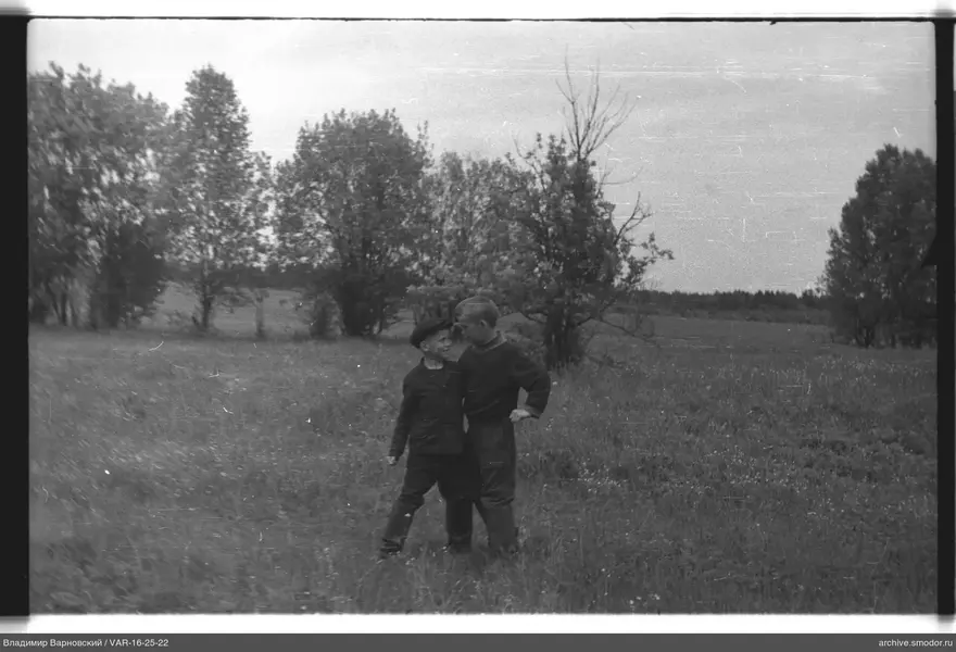 Zwei Jungen auf einer Wiese