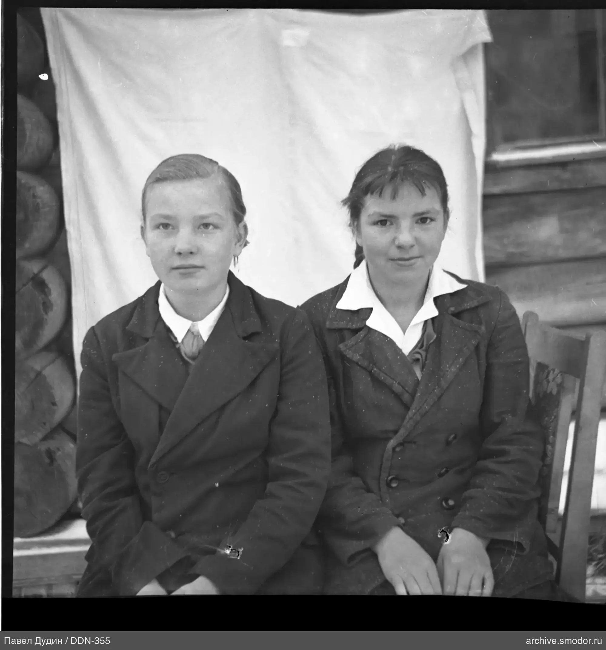 Две женщины на фотопортрете