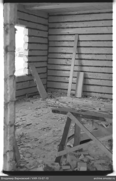Innenansicht eines Holzblockhauses