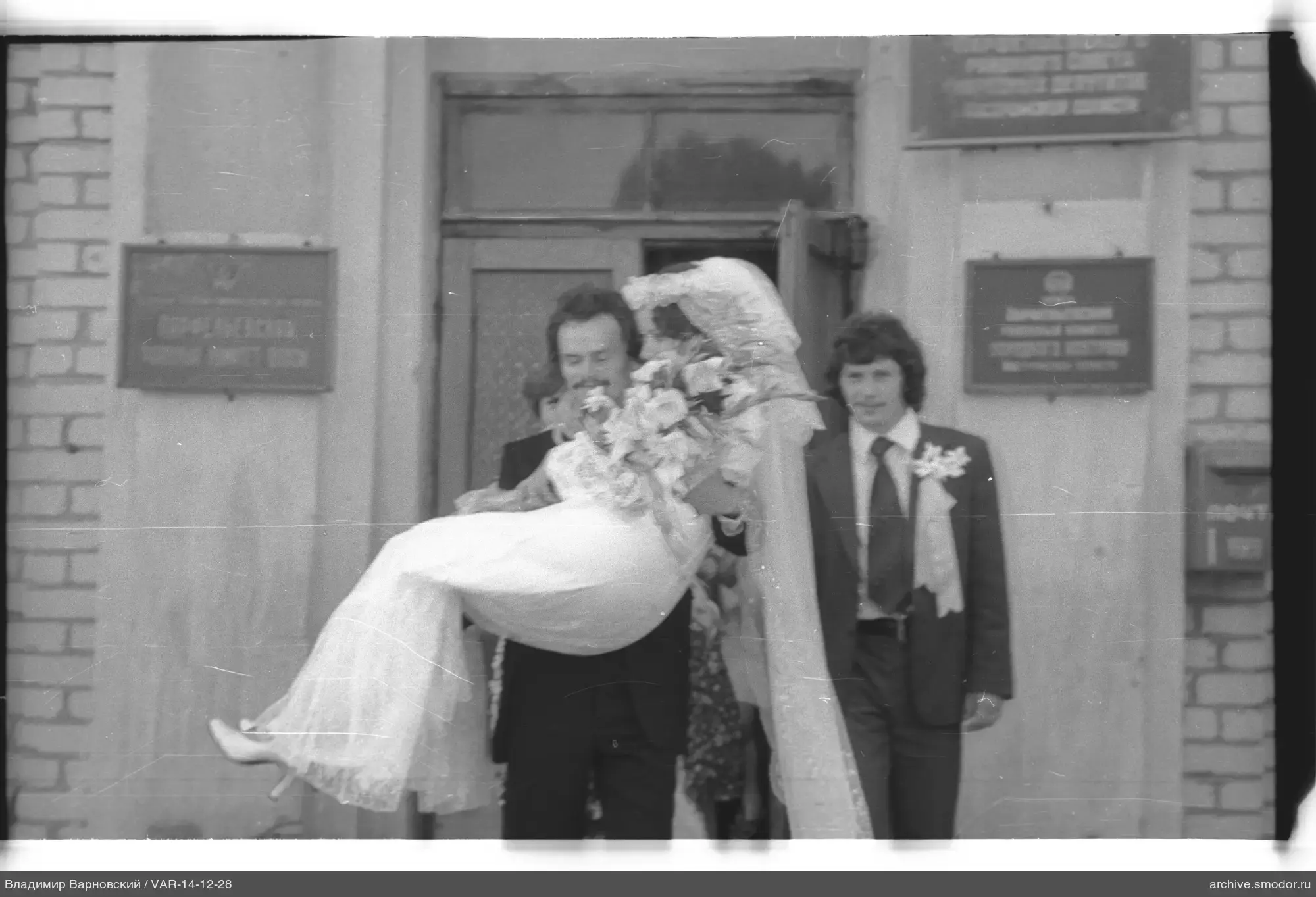 Mann mit Braut in Hochzeitskleid