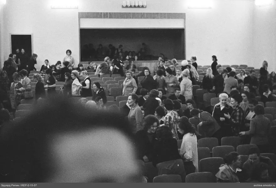 Frauen und Menschen im Saal bei Veranstaltung