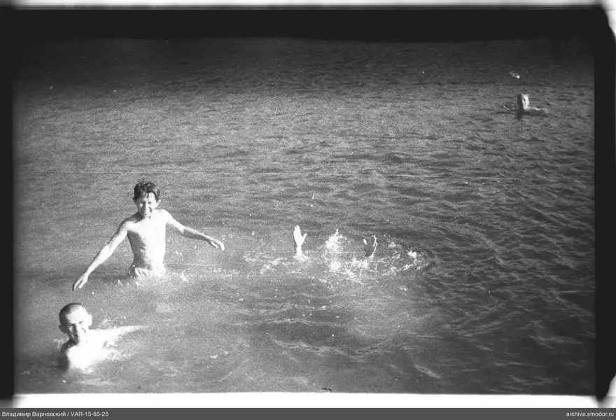 Drei Jungen im Wasser